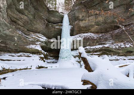 Gefrorener Wasserfall im Wildcat Canyon nach einem Wintersturm. Starved Rock State Park, Illinois, USA. Stockfoto