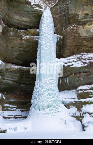 Gefrorener Wasserfall im Wildcat Canyon nach einem Wintersturm. Starved Rock State Park, Illinois, USA. Stockfoto