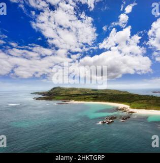 Landschaftlich reizvolle grüne felsige Broughton Island an der Pazifikküste Australiens in Luftlandschaftsansicht. Stockfoto