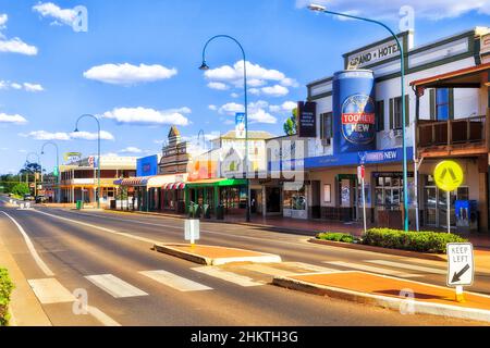 Cobar, Australien - 30. Dezember 2021: Haupteinkaufsstraße in Cobar im australischen Outback - Fassaden von Geschäften und Dienstleistungen. Stockfoto