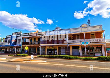 Cobar, Australien - 30. Dez 2021: Haupteinkaufsstraße in Cobar, der Stadt des australischen Outback, mit historischen Fassaden von Geschäften und Dienstleistungsgebäuden. Stockfoto