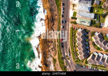 Pazifikküste am Ufer der Nordküste von Sydney mit den Strata-Villen am Meer. Stockfoto