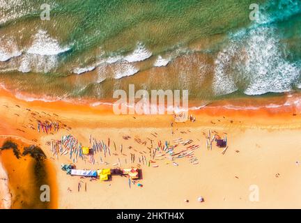 Kajaks und Strandgänger am Curl Curl Beach von Sydney Northern Beaches in Luftaufnahme von oben nach unten. Stockfoto