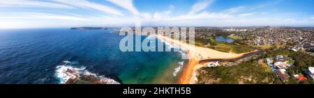 Pazifikküste von Sydney Nordstrände - Luftlandschaftspanorama von Curl Curl Strand und Lagune und Vororten. Stockfoto