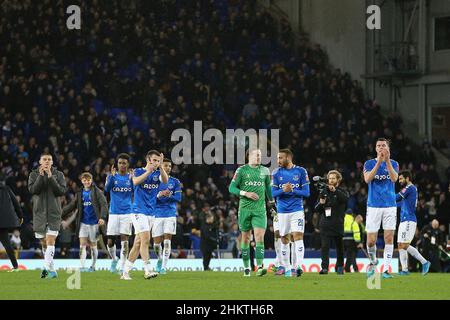 Liverpool, Großbritannien. 05th. Februar 2022. Die Everton-Spieler zeigen den Fans am Ende des Spiels ihre Wertschätzung. Emirates FA Cup 4th Round Match, Everton gegen Brentford im Goodison Park Stadion in Liverpool am Samstag, 5th. Februar 2022. Dieses Bild darf nur für redaktionelle Zwecke verwendet werden. Nur zur redaktionellen Verwendung, Lizenz für kommerzielle Nutzung erforderlich. Keine Verwendung in Wetten, Spielen oder einem einzigen Club / Liga / Spieler Publikationen. PIC von Chris Stading / Andrew Orchard Sport Fotografie / Alamy Live News Kredit: Andrew Orchard Sport Fotografie / Alamy Live News Stockfoto