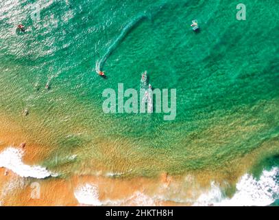 Kajakrennen für Lebensretter am Curl Curl Beach an der Pazifikküste von Sydney - von oben aus gesehen. Stockfoto