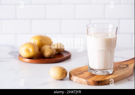 Helle und helle Szene der Kartoffelmilch, eine überrachende Alternative zu Milchmilch Stockfoto