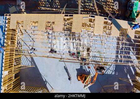 Installation von Holzbalken mit Konstruktion des Dachträgersystems des Rahmenhauses Stockfoto