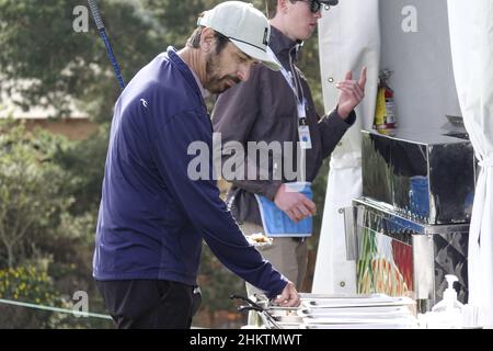 Pebble Beach, USA. 05th. Februar 2022. Ray Romano schaut während der dritten Runde des AT&T Pro-am PGA Tour Golf Events im Monterey Peninsula Country Club, Monterey Peninsula, Kalifornien, USA nach oben Kredit: Motofoto/Alamy Live News Stockfoto