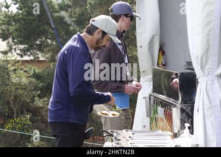 Pebble Beach, USA. 05th. Februar 2022. Ray Romano schaut während der dritten Runde des AT&T Pro-am PGA Tour Golf Events im Monterey Peninsula Country Club, Monterey Peninsula, Kalifornien, USA nach oben Kredit: Motofoto/Alamy Live News Stockfoto