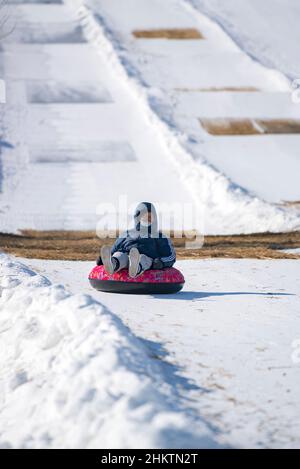 ZHANGJIAKOU, CHINA - 5. FEBRUAR 2022 - Touristen erleben Schneesport im touristischen Kulunnur-Gebiet in Zhangjiakou, der nordchinesischen Provinz Hebei, Fe Stockfoto