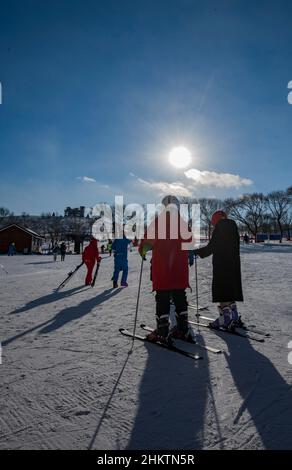 ZHANGJIAKOU, CHINA - 5. FEBRUAR 2022 - Touristen bereiten sich vor dem Skifahren im touristischen Kulunnur-Gebiet in Zhangjiakou City, der nordchinesischen Provinz Hebei, vor Stockfoto