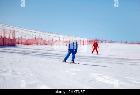 ZHANGJIAKOU, CHINA - 5. FEBRUAR 2022 - Touristen fahren im touristischen Kulunnur-Gebiet in Zhangjiakou, der nordchinesischen Provinz Hebei, am 5. Februar 2022 Ski. Stockfoto