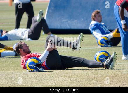 Thousand Oaks, Kalifornien, USA. 5th. Februar 2022. Los Angeles Rams Quarterback Matthew Stafford (9) dehnt sich während eines Trainings zur Vorbereitung auf den Super Bowl 56 in der Rams Trainingseinrichtung der California Lutheran University. (Bild: © K.C. Alfred/ZUMA Press Wire Service) Stockfoto