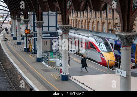 High-Angle-Aufnahme des Hochgeschwindigkeitszuges Azuma, der am frühen Morgen am Bahnhof von York wartet Stockfoto