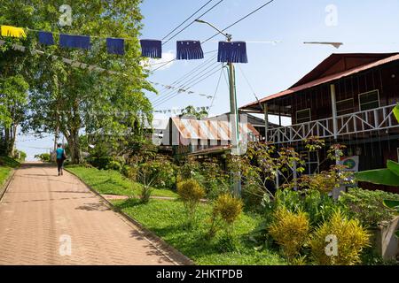 Puerto Nariño, Amazonas, Kolumbien, 5. Januar 2022. Typische Dorfstraße Stockfoto