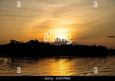 Sonnenuntergang an den Ufern von Puerto Nariño, Amazonien, Kolumbien. Stockfoto