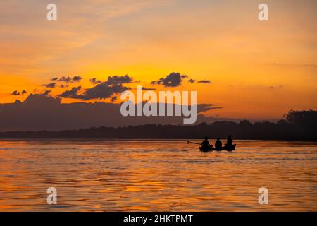 Sonnenuntergang an den Ufern von Puerto Nariño, Amazonien, Kolumbien. Stockfoto