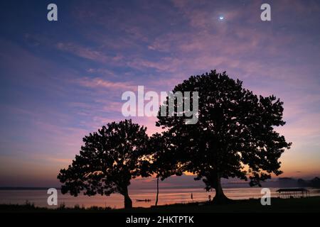 Sonnenuntergang an den Ufern von Puerto Nariño, Amazonien, Kolumbien. Stockfoto