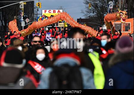 New York, USA. 05th. Februar 2022. Anlässlich des „Jahres des Tigers“ tritt ein tanzender Drache bei der chinesischen Neujahrsparade auf, die am 5. Februar 2022 im Stadtteil Flushing in New York City in Queens, NY, stattfindet. Es gibt 12 Tierkreiszeichen in der chinesischen Kultur, wobei der Tiger der dritte ist; Menschen, die im Jahr des Tigers geboren wurden, werden laut chinesischer Folklore als natürliche Führer, Risikoabnehmer, rebellisch und mutig erklärt. (Foto von Anthony Behar/Sipa USA) Quelle: SIPA USA/Alamy Live News Stockfoto