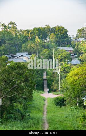 Puerto Nariño, Amazonas, Kolumbien, . Typische Dorfstraße ohne Auto Stockfoto