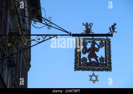 Historisches Restaurant Schild Hotel zum Riesen in Miltenberg, Bayern, Deutschland Stockfoto