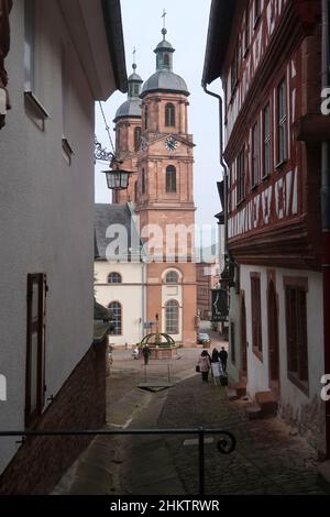 Die Türme der Kirche St. Jakobus in Miltenberg wurden durch eine alte Stadtallee geführt Stockfoto