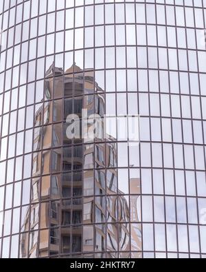 Reflektion des Bürogebäudes im Stadtzentrum von Los Angeles, CA. Stockfoto