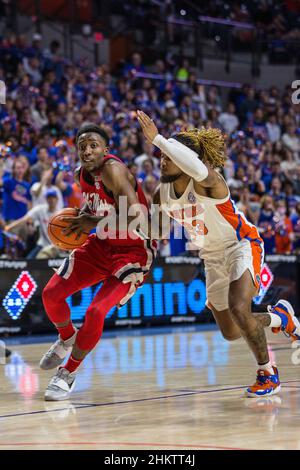 5. Februar 2022: Die Wache der Mississippi-Rebellen Tye Fagan (14) fährt während des NCAA-Basketballspiels zwischen den Ole Miss Rebels und den Florida Gators im Stephen C. O'Connell Center Gainesville, FL, auf die Gasse. Die Florida Gators besiegen die Ole Miss Rebels 62 bis 57 in Überstunden. Jonathan Huff/CSM. Stockfoto