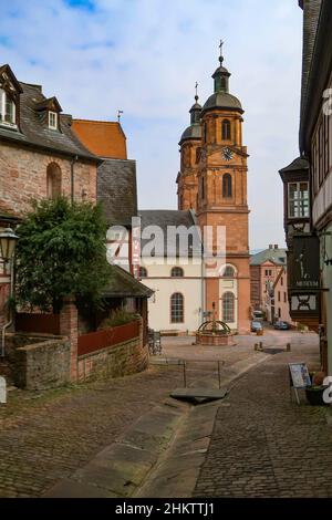 Die Türme der Kirche St. Jakobus in Miltenberg wurden durch eine alte Stadtallee geführt Stockfoto