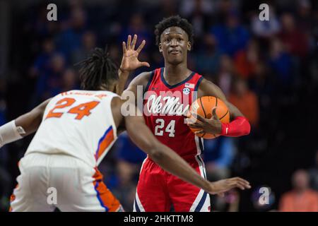 5. Februar 2022: Jarkel Joiner (24), Wächter der Mississippi-Rebellen, ruft während des NCAA-Basketballspiels zwischen den Ole Miss Rebels und den Florida Gators im Stephen C. O'Connell Center Gainesville, FL, ein Spiel an. Die Florida Gators besiegen die Ole Miss Rebels 62 bis 57 in Überstunden. Jonathan Huff/CSM. Stockfoto