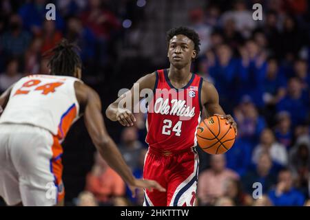 5. Februar 2022: Jarkel Joiner (24), Wächter der Mississippi-Rebellen, ruft während des NCAA-Basketballspiels zwischen den Ole Miss Rebels und den Florida Gators im Stephen C. O'Connell Center Gainesville, FL, ein Spiel an. Die Florida Gators besiegen die Ole Miss Rebels 62 bis 57 in Überstunden. Jonathan Huff/CSM. Stockfoto