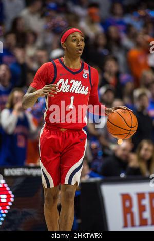 5. Februar 2022: Der Wächter der Mississippi-Rebellen Austin Crowley (1) dribbelt den Ball während des NCAA-Basketballspiels zwischen den Ole Miss Rebels und den Florida Gators im Stephen C. O'Connell Center Gainesville, FL. Die Florida Gators besiegen die Ole Miss Rebels 62 bis 57 in Überstunden. Jonathan Huff/CSM. Stockfoto