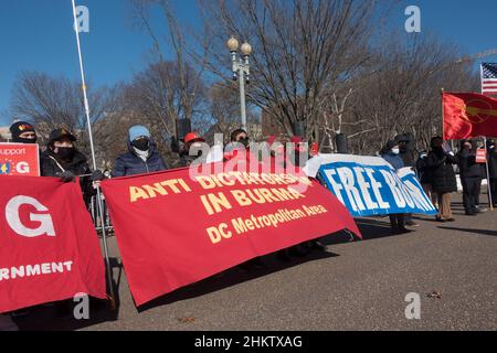 Demonstranten im Weißen Haus protestieren gegen das Militär in Myanmar, das am 1. Februar 2021 in einem Putsch die Macht übernahm und zu Verhaftungen gewählter Beamter, Tötungen von Zivilisten und religiöser Verfolgung führte. Februar 5, 2022. Stockfoto