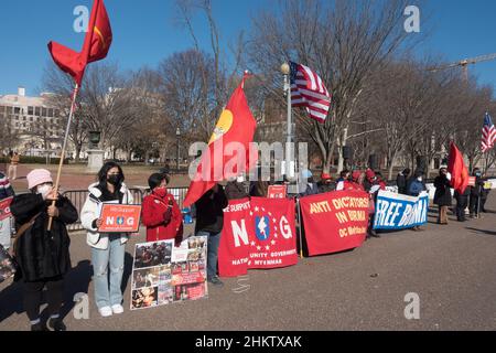 Demonstranten im Weißen Haus protestieren gegen das Militär in Myanmar, das am 1. Februar 2021 in einem Putsch die Macht übernahm und zu Verhaftungen gewählter Beamter, Tötungen von Zivilisten und religiöser Verfolgung führte. Februar 5, 2022. Stockfoto