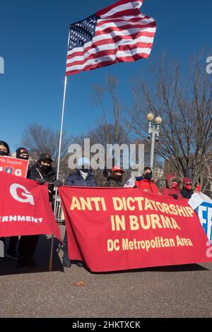 Demonstranten im Weißen Haus protestieren gegen das Militär in Myanmar, das am 1. Februar 2021 in einem Putsch die Macht übernahm und zu Verhaftungen gewählter Beamter, Tötungen von Zivilisten und religiöser Verfolgung führte. Februar 5, 2022. Stockfoto