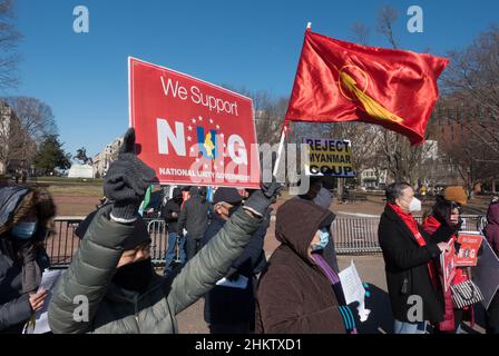 Demonstranten im Weißen Haus protestieren gegen das Militär in Myanmar, das am 1. Februar 2021 in einem Putsch die Macht übernahm und zu Verhaftungen gewählter Beamter, Tötungen von Zivilisten und religiöser Verfolgung führte. Februar 5, 2022. Stockfoto