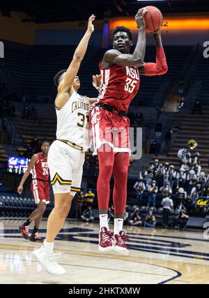 Berkeley, CA, USA, 05th. Februar 2022. A. der Stürmer des US-Bundesstaates Washington Mouhamed Gueye (35) ergreift den Rebound während des NCAA Männer-Basketballspiels zwischen den Washington State Cougars und den California Golden Bears. Washington State schlug California 68-64 im Hass Pavilion Berkeley Calif. Thurman James/CSM/Alamy Live News Stockfoto