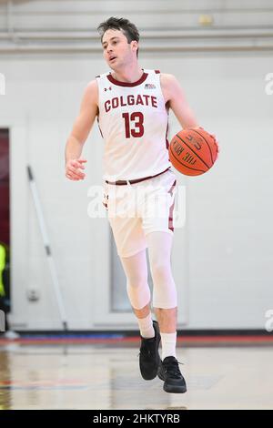 2. Februar 2022: Colgate Raiders-Wächter Jack Ferguson (13) kontrolliert den Ball gegen den Bucknell Bison während der ersten Hälfte eines NCAA-College-Basketballspiels am Mittwoch, 2. Februar 2022, Am Cotterell Court in Hamilton, New York. Colgate besiegte Bucknell 83-69. Rich Barnes/CSM Stockfoto