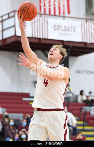 2. Februar 2022: Der Wächter der Colgate Raiders, Ryan Moffatt (4), schießt den Ball während der zweiten Hälfte eines NCAA-College-Basketballspiels gegen den Bucknell Bison am Mittwoch, den 2. Februar 2022, Am Cotterell Court in Hamilton, New York. Colgate besiegte Bucknell 83-69. Rich Barnes/CSM Stockfoto