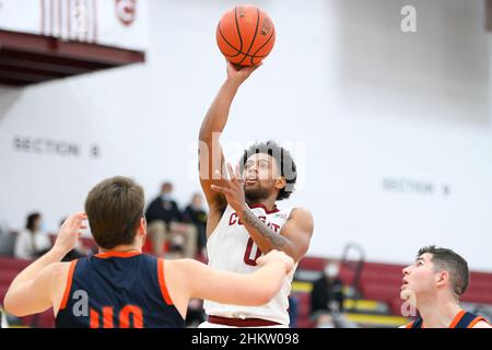 2. Februar 2022: Colgate Raiders Wache Nelly Cummings (0) schießt den Ball gegen die Bucknell Bison während der zweiten Hälfte eines NCAA College-Basketballspiels am Mittwoch, 2. Februar 2022, Am Cotterell Court in Hamilton, New York. Colgate besiegte Bucknell 83-69. Rich Barnes/CSM Stockfoto