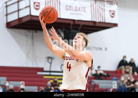 2. Februar 2022: Der Wächter der Colgate Raiders, Ryan Moffatt (4), schießt den Ball während der zweiten Hälfte eines NCAA-College-Basketballspiels gegen den Bucknell Bison am Mittwoch, den 2. Februar 2022, Am Cotterell Court in Hamilton, New York. Colgate besiegte Bucknell 83-69. Rich Barnes/CSM Stockfoto