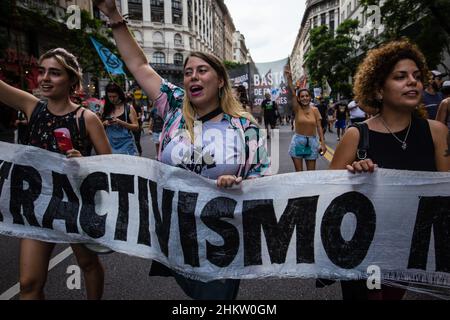 Aktivisten singen Parolen, während sie während der Demonstration mit einem Banner marschieren.Sozial- und Umweltorganisationen veranstalteten einen umweltmarsch vom Obelisk zur Plaza de Mayo im Rahmen des globalen "Oceanazo" zur Verteidigung der Meere und Ozeane. Die Aktion, die in der Stadt Buenos Aires durchgeführt wurde, ergänzt die zahlreichen Proteste gegen die riesige Ausbeutung des Meeres durch multinationale Ölkonzerne. Kredit: SOPA Images Limited/Alamy Live Nachrichten Stockfoto