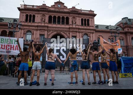 Aktivisten ohne Hemden sahen, wie sie vor der Casa Rosada ein "freies Meer" forderten, Sitz der nationalen Regierung von Alberto Fernandez während der Demonstration.sozio-ökologische Organisationen hielten einen umweltmarsch vom Obelisk zur Plaza de Mayo im Rahmen des globalen "Oceanazo" zur Verteidigung der Meere und Ozeane ab. Die Aktion, die in der Stadt Buenos Aires durchgeführt wurde, ergänzt die zahlreichen Proteste gegen die riesige Ausbeutung des Meeres durch multinationale Ölkonzerne. Kredit: SOPA Images Limited/Alamy Live Nachrichten Stockfoto