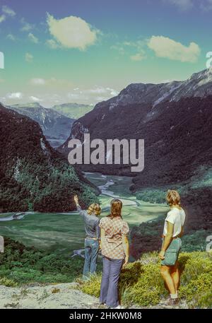 Die Wanderer Adrian, Barbara und Chris blicken auf die Routeburn Flats, Fiordland, Neuseeland Stockfoto