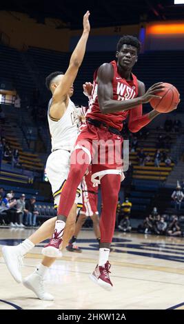 Berkeley, CA, USA, 05th. Februar 2022. A. der Stürmer des US-Bundesstaates Washington Mouhamed Gueye (35) ergreift den Rebound während des NCAA Männer-Basketballspiels zwischen den Washington State Cougars und den California Golden Bears. Washington State schlug California 68-64 im Hass Pavilion Berkeley Calif. Thurman James/CSM/Alamy Live News Stockfoto