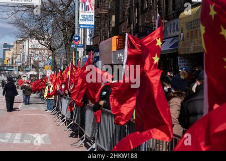 New York, USA. 05th. Februar 2022. Allgemeine Atmosphäre während der Mondneujahresparade in Flushing Chinatown in New York am 5. Februar 2022. An der Parade nahmen viele gewählte Beamte Teil, darunter Gouverneur Kathy Hochul, Vizegouverneur Brian Benjamin, Bundesanwältin Letitia James, Staatsvertreter Thomas DiNapoli, Senator Charles Schumer, Kongressabgeordnete Grace Meng und andere. (Foto von Lev Radin/Sipa USA) Quelle: SIPA USA/Alamy Live News Stockfoto