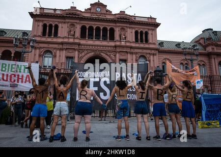 Aktivisten ohne Hemden sahen, wie sie vor der Casa Rosada ein "freies Meer" forderten, Sitz der nationalen Regierung von Alberto Fernandez während der Demonstration.sozio-ökologische Organisationen hielten einen umweltmarsch vom Obelisk zur Plaza de Mayo im Rahmen des globalen "Oceanazo" zur Verteidigung der Meere und Ozeane ab. Die Aktion, die in der Stadt Buenos Aires durchgeführt wurde, ergänzt die zahlreichen Proteste gegen die riesige Ausbeutung des Meeres durch multinationale Ölkonzerne. (Foto von Nacho Boullosa/SOPA Images/Sipa USA) Quelle: SIPA USA/Alamy Live News Stockfoto