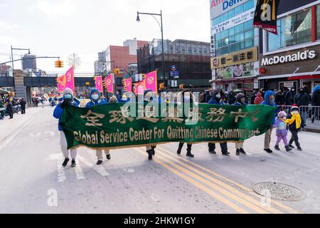 New York, USA. 05th. Februar 2022. Allgemeine Atmosphäre während der Mondneujahresparade in Flushing Chinatown in New York am 5. Februar 2022. An der Parade nahmen viele gewählte Beamte Teil, darunter Gouverneur Kathy Hochul, Vizegouverneur Brian Benjamin, Bundesanwältin Letitia James, Staatsvertreter Thomas DiNapoli, Senator Charles Schumer, Kongressabgeordnete Grace Meng und andere. (Foto von Lev Radin/Sipa USA) Quelle: SIPA USA/Alamy Live News Stockfoto