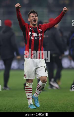 Mailand, Italien, 5th. Februar 2022. Brahim Diaz von AC Mailand feiert den Sieg 2-1 nach dem letzten Pfiff des Serie A-Spiels bei Giuseppe Meazza, Mailand. Bildnachweis sollte lauten: Jonathan Moscrop / Sportimage Stockfoto